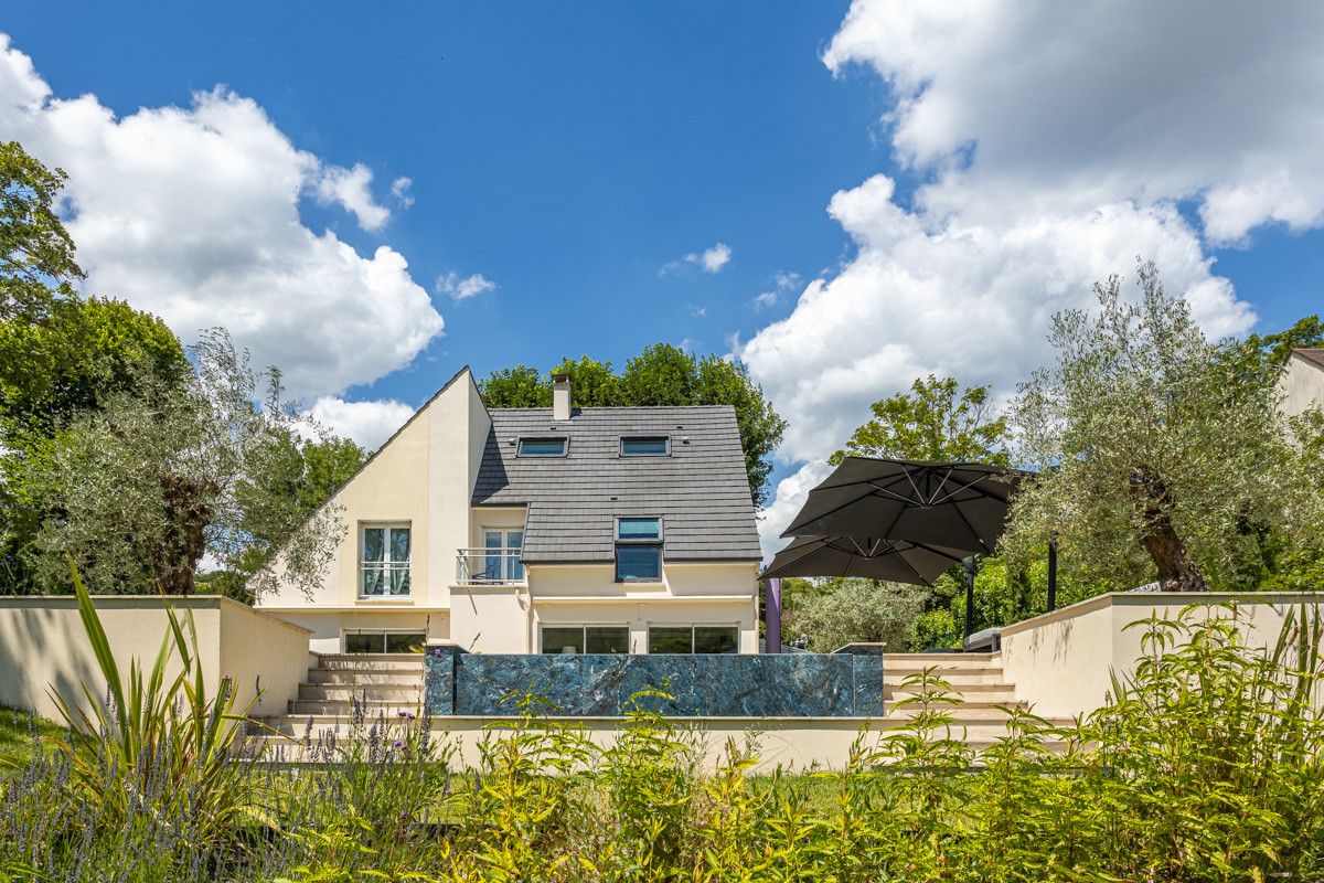 Création d'un grand jardin avec piscine