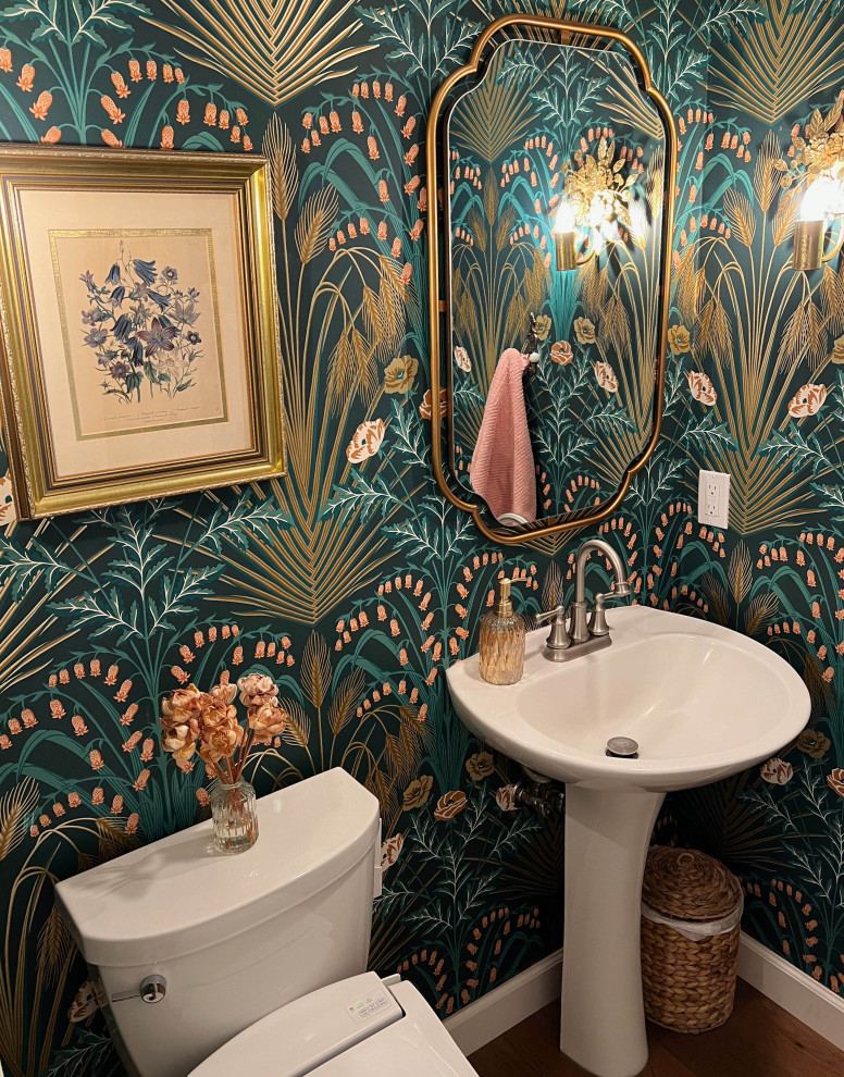 Idée de décoration pour un petit WC et toilettes bohème avec un mur bleu, meuble-lavabo sur pied et du papier peint.