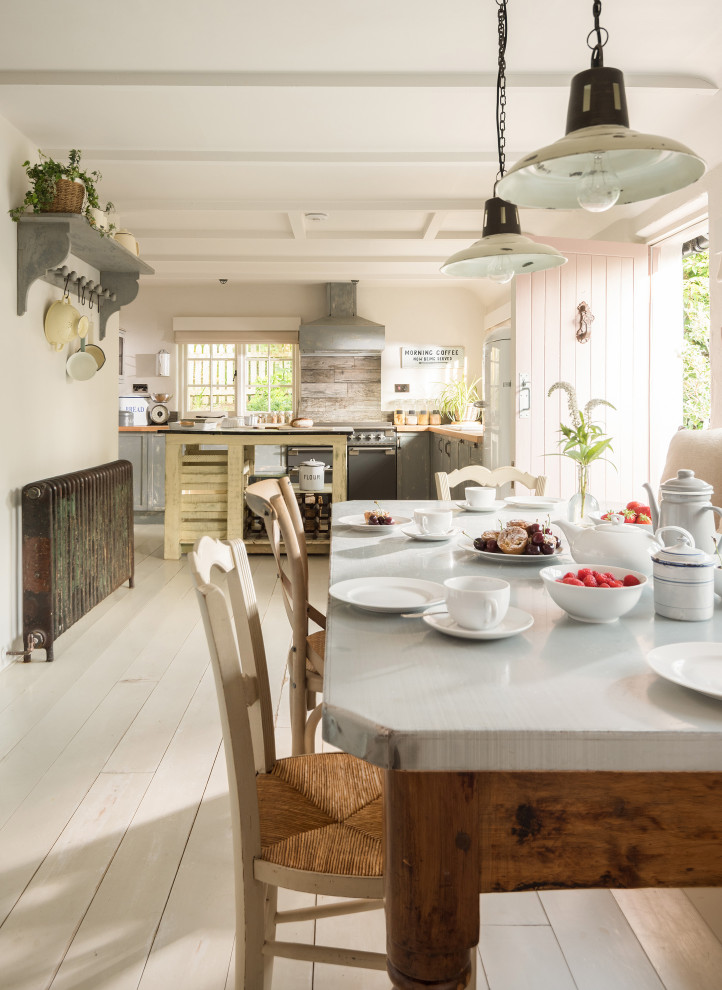 Mid-sized country kitchen in Cornwall with with island.