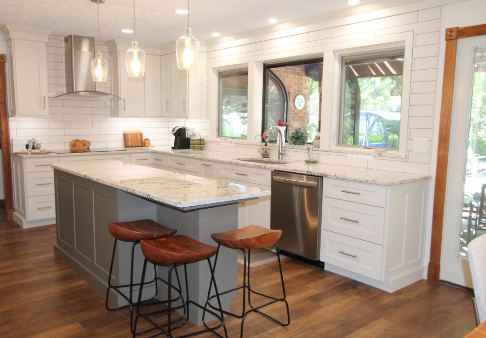 Inspiration for a mid-sized transitional kitchen remodel