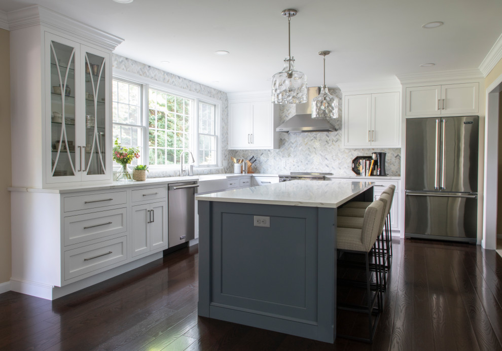 Exempel på ett klassiskt vit vitt kök, med en rustik diskho, luckor med infälld panel, vita skåp, bänkskiva i kvarts, grått stänkskydd, stänkskydd i mosaik, rostfria vitvaror och en köksö