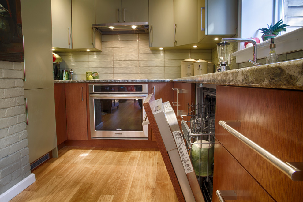 Transitional kitchen photo in Vancouver