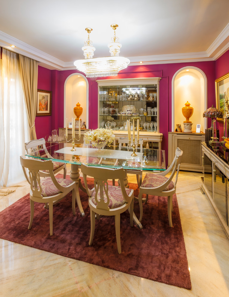 Imagen de comedor tradicional renovado de tamaño medio cerrado con suelo de madera clara y paredes rosas