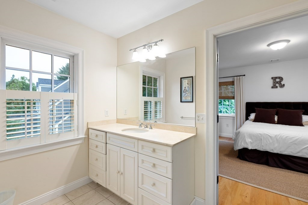 Shared bathroom between bedroom 1 and 2