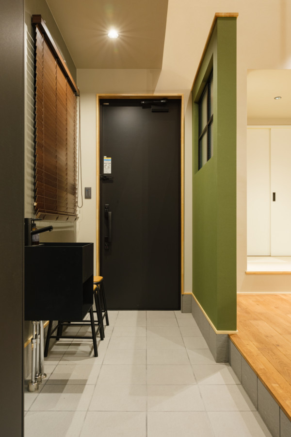 На фото: прихожая с зелеными стенами, одностворчатой входной дверью, черной входной дверью, потолком с обоями и обоями на стенах