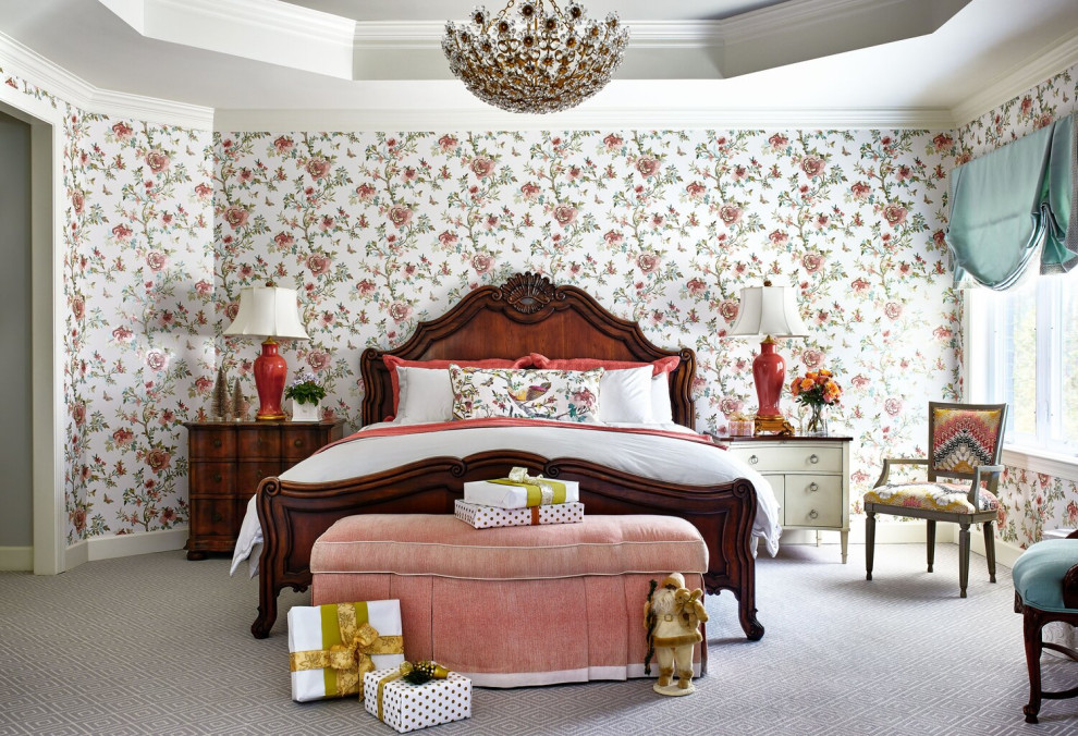 На фото: хозяйская спальня среднего размера в современном стиле с серыми стенами и ковровым покрытием без камина
