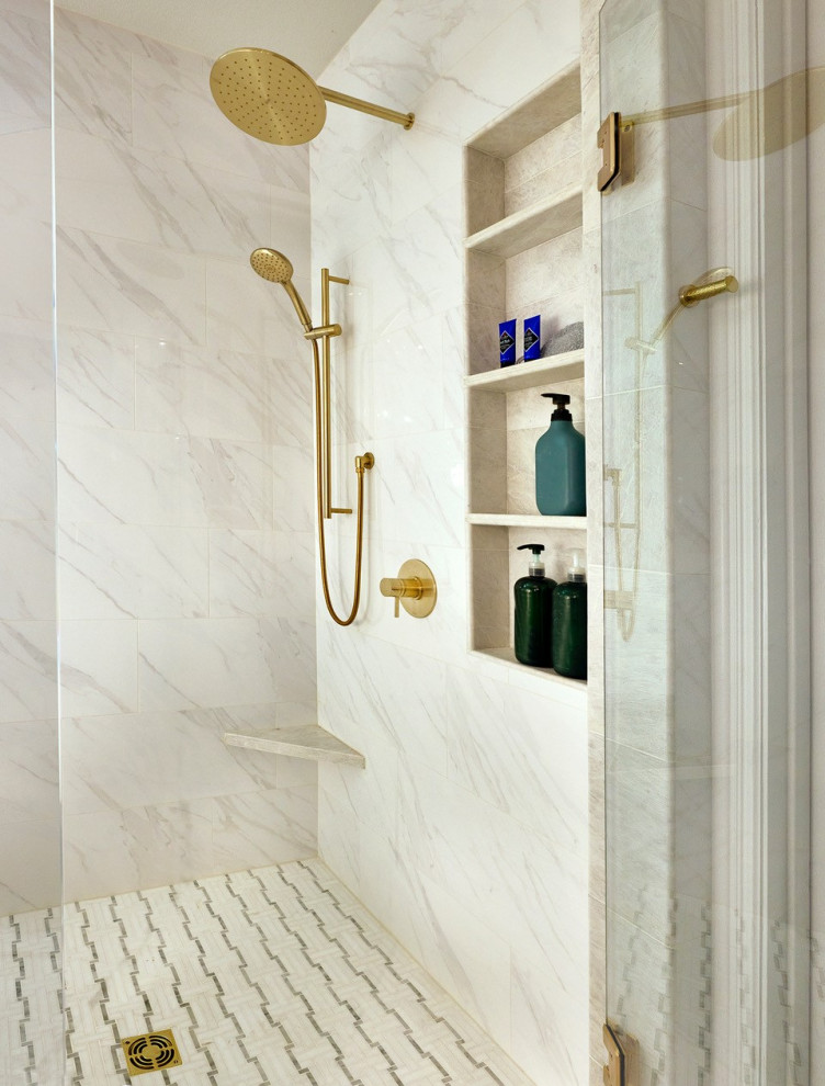 Свежая идея для дизайна: большая главная ванная комната в современном стиле с отдельно стоящей ванной, угловым душем, белой плиткой, белыми стенами, белым полом, душем с распашными дверями, белой столешницей, нишей, тумбой под две раковины и встроенной тумбой - отличное фото интерьера