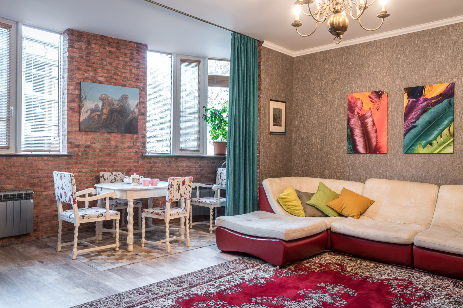 Apartment with Fusion Design and Vintage Furniture in St. Petersburg