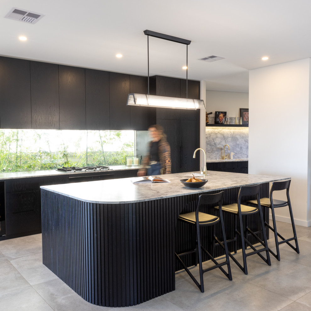 Inspiration för stora moderna flerfärgat kök, med en integrerad diskho, svarta skåp, marmorbänkskiva, flerfärgad stänkskydd, stänkskydd i marmor, svarta vitvaror, klinkergolv i porslin, en köksö och grått golv