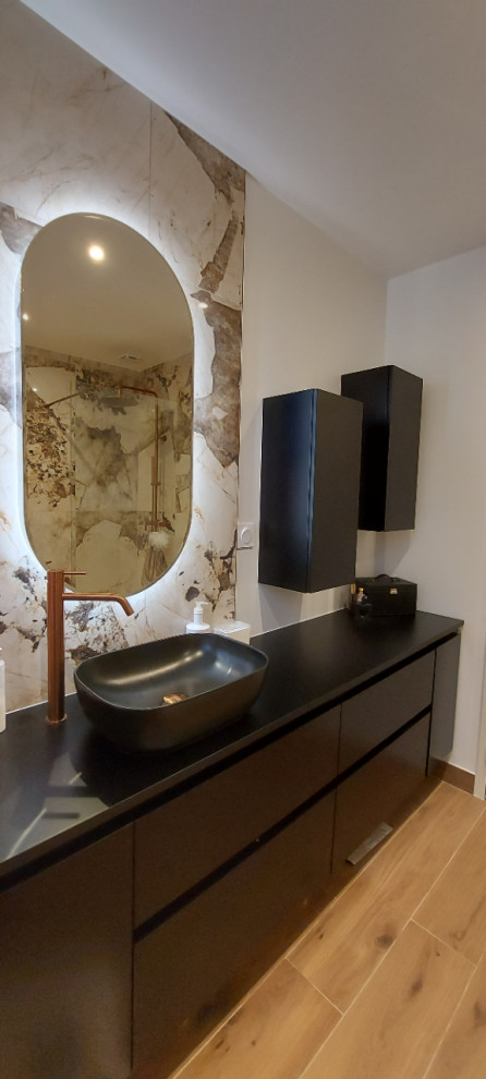 Réalisation d'une salle d'eau design de taille moyenne avec une douche ouverte, un carrelage multicolore, un sol en carrelage imitation parquet, un lavabo posé, un plan de toilette en stratifié, un plan de toilette noir, meuble simple vasque et meuble-lavabo suspendu.