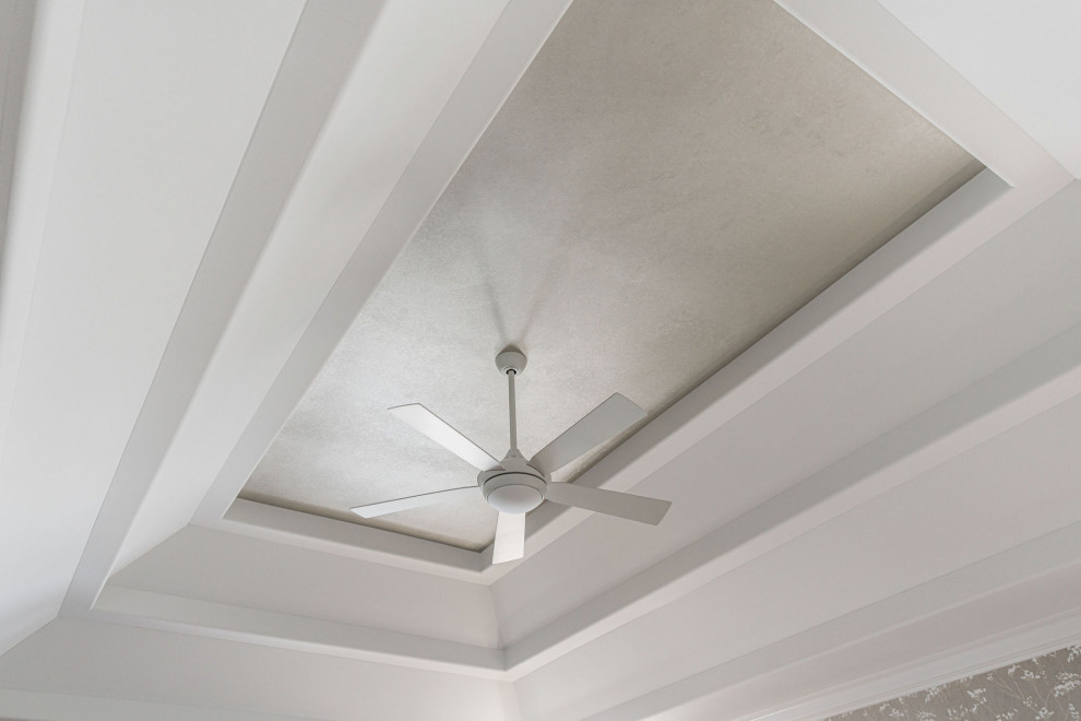 Example of a transitional home design design in Chicago