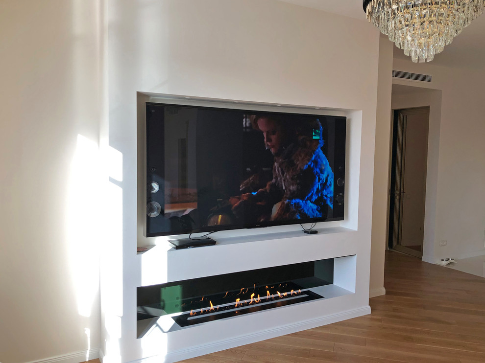 Автоматический биокамин Smart Prime в нише под телевизором