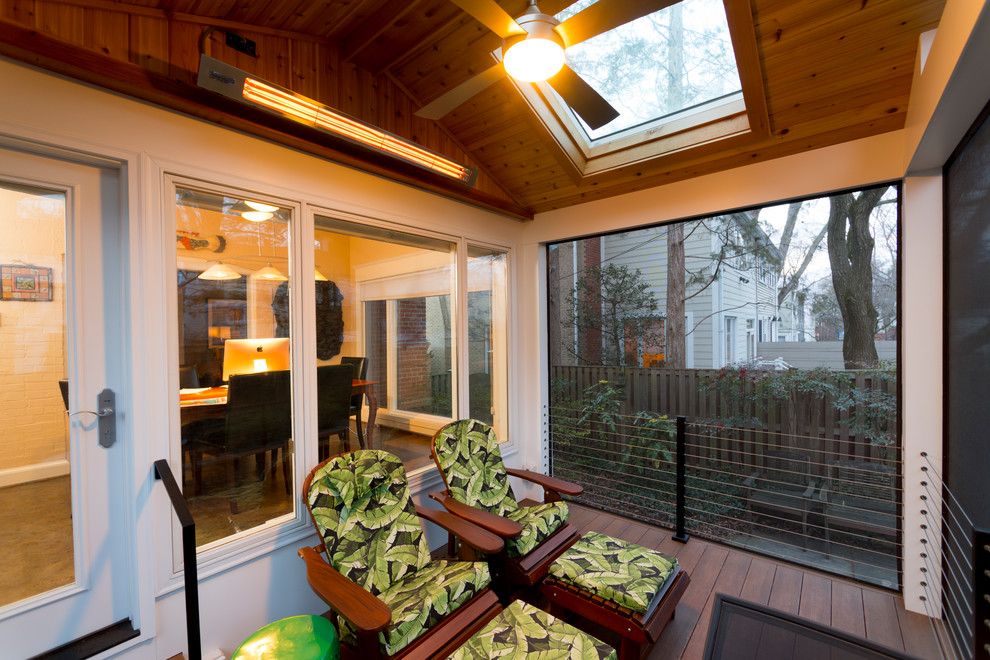 Photo of a small modern backyard screened-in verandah in DC Metro with concrete pavers.