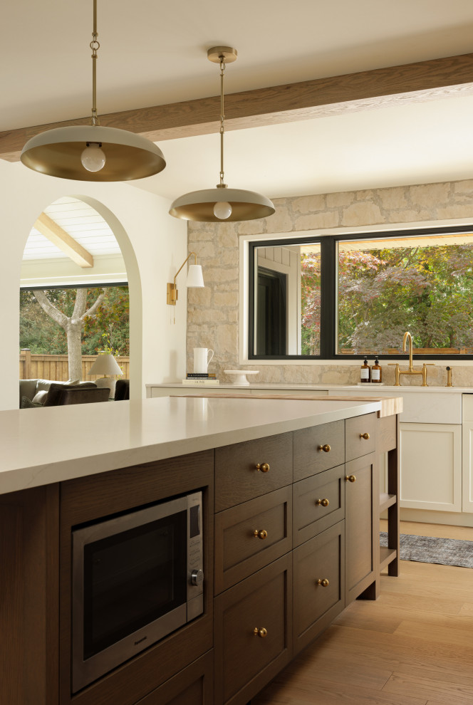 Kitchen - transitional kitchen idea in Toronto
