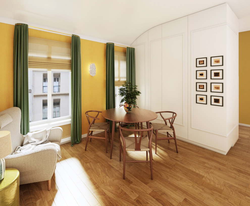 Пример оригинального дизайна: маленькая открытая гостиная комната в классическом стиле с с книжными шкафами и полками, желтыми стенами, коричневым полом, обоями на стенах, светлым паркетным полом и сводчатым потолком без камина, телевизора для на участке и в саду