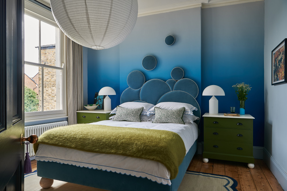 На фото: большая гостевая спальня (комната для гостей) в стиле неоклассика (современная классика) с синими стенами и паркетным полом среднего тона с