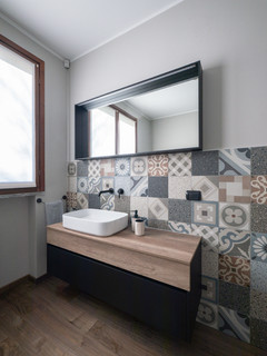 Arredo Bagno Con Parquet.Bagno Con Ante In Legno Bruno E Piastrelle In Gres Porcellanato Foto Idee Arredamento Giu 2020 Houzz It