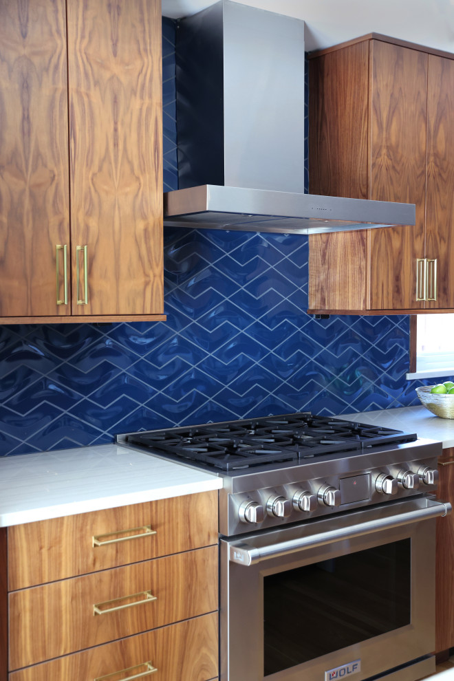 Esempio di una cucina abitabile minimalista di medie dimensioni con ante lisce, ante in legno scuro, top in quarzite, paraspruzzi blu, paraspruzzi con piastrelle in ceramica, elettrodomestici in acciaio inossidabile, parquet chiaro e top bianco