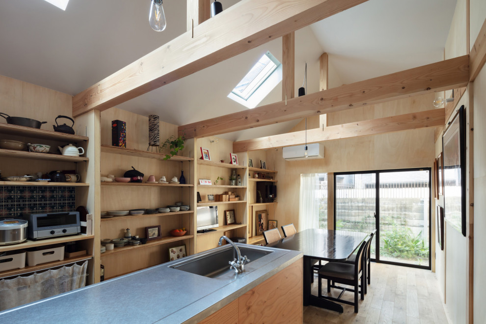 Пример оригинального дизайна: маленькая кухня-столовая в стиле лофт с коричневыми стенами, полом из фанеры, коричневым полом, многоуровневым потолком и деревянными стенами без камина для на участке и в саду