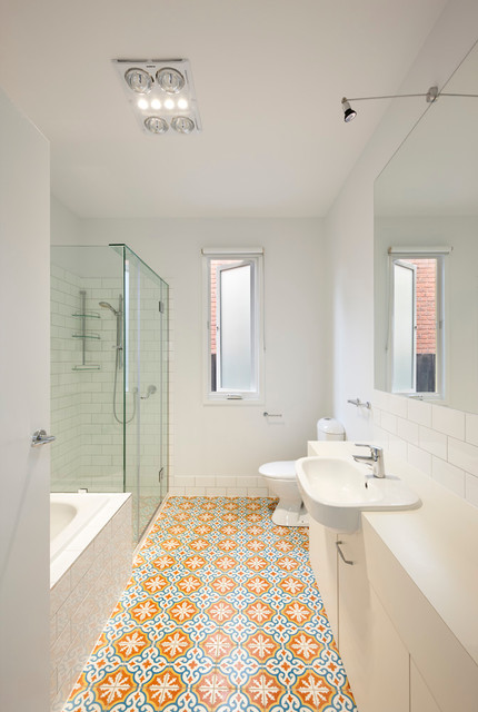Sun-Blessed House contemporary-badrum