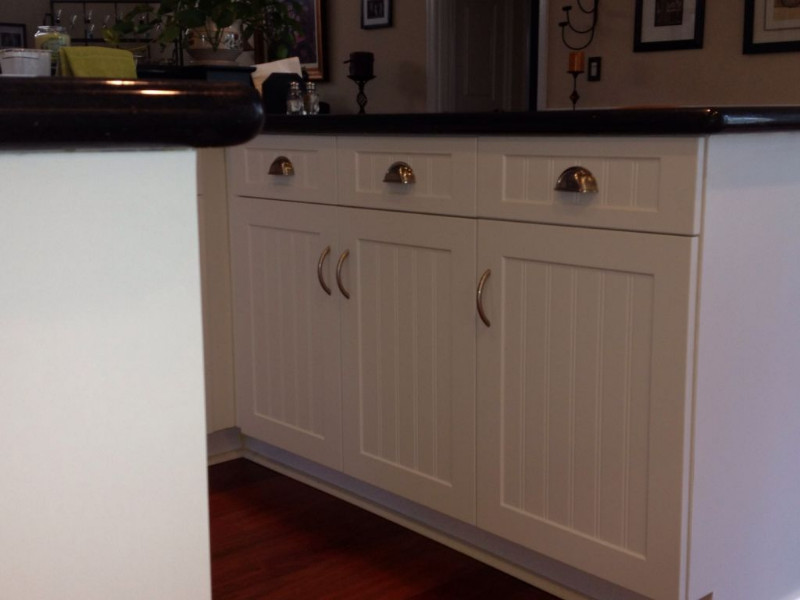 Inspiration for a mid-sized u-shaped medium tone wood floor eat-in kitchen remodel in Miami with a double-bowl sink, shaker cabinets, white cabinets, onyx countertops, white backsplash, black appliances and an island