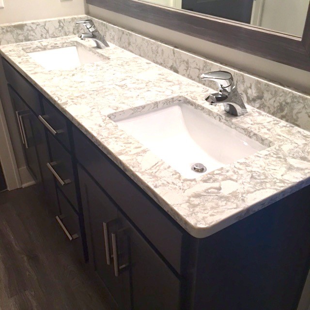 Example of a transitional home design design in Columbus