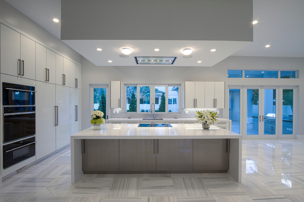 Kitchen - transitional kitchen idea in Miami