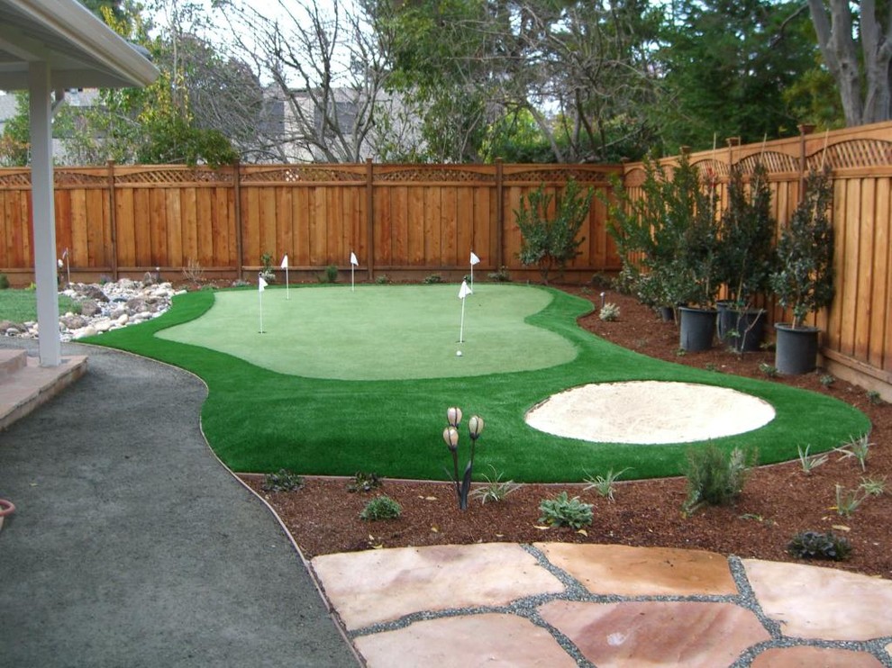 How much does it cost to build a mini golf course in your backyard