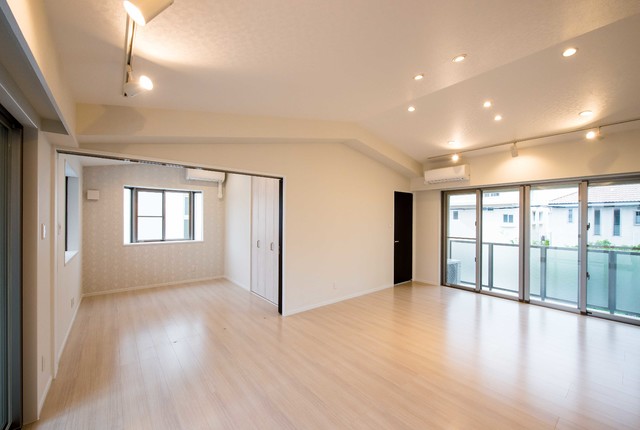 沖縄　豊見城の家 moderno-soggiorno