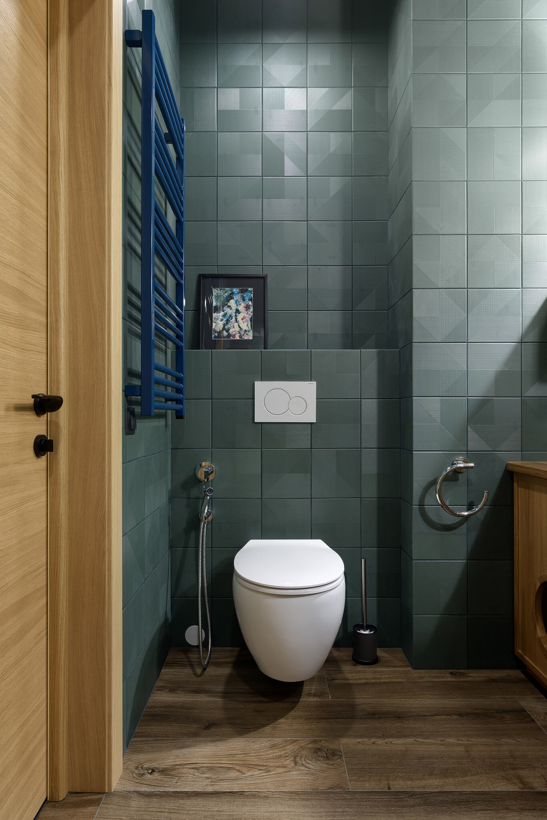 PL • темно-зеленая ванная комната с деревянной тумбой