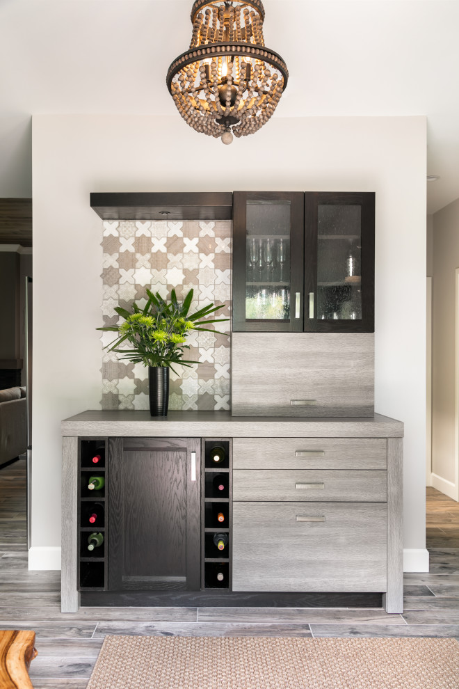 Design ideas for a small contemporary single-wall home bar in Tampa with marble splashback, porcelain floors and brown floor.