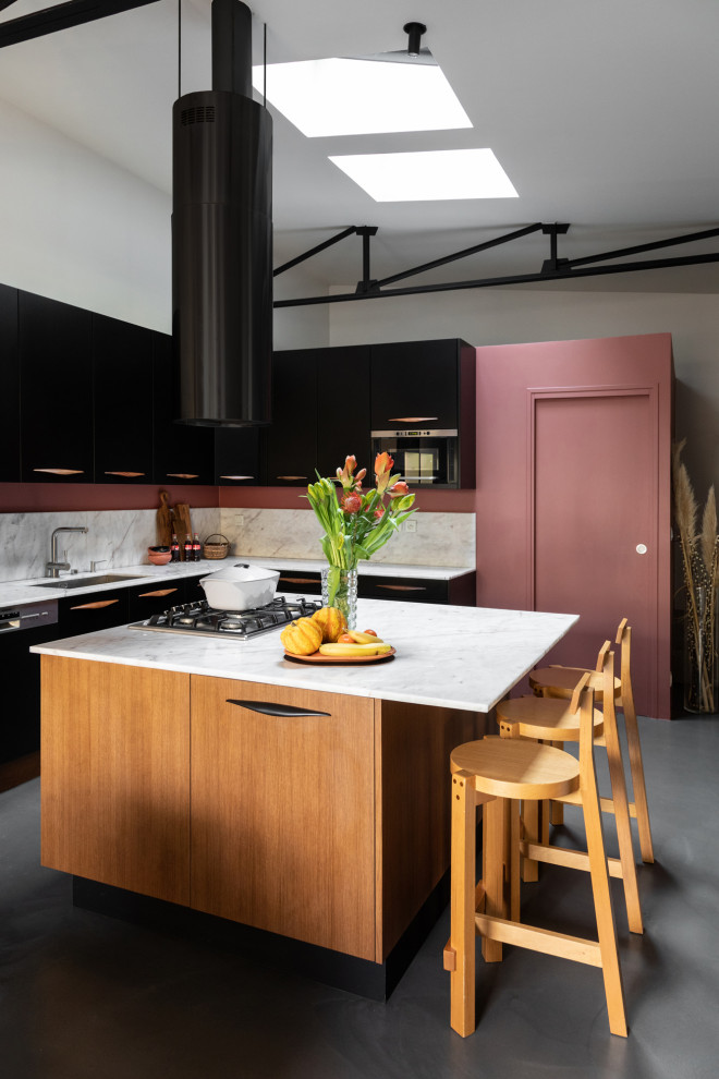 Inspiration for a large contemporary l-shaped concrete floor, gray floor and exposed beam eat-in kitchen remodel in Paris with an undermount sink, beaded inset cabinets, black cabinets, quartzite countertops, white backsplash, quartz backsplash, black appliances, an island and white countertops