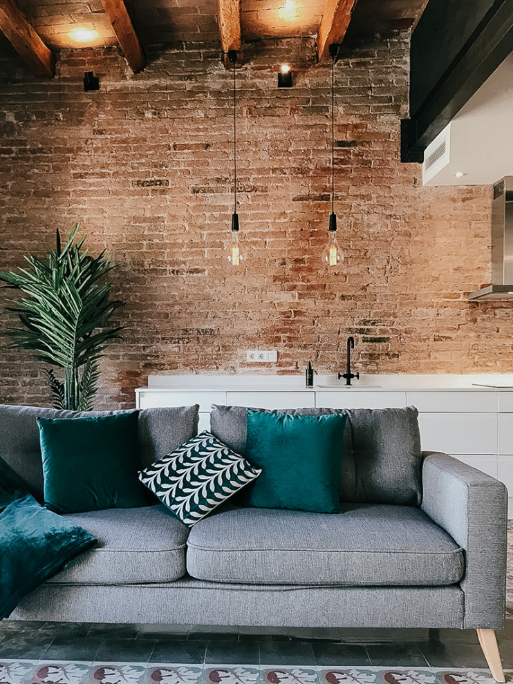 Идея дизайна: открытая гостиная комната среднего размера в стиле лофт с полом из керамической плитки, балками на потолке и кирпичными стенами