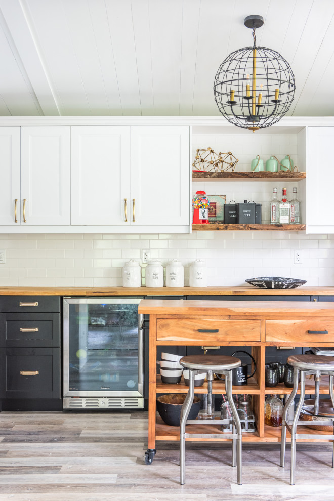 Inspiration for a transitional home design remodel in Toronto