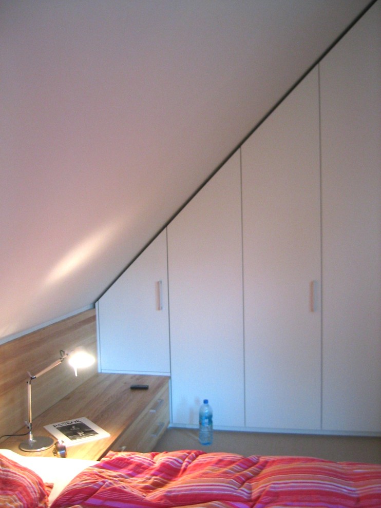 This is an example of a mid-sized contemporary master bedroom in Cologne with white walls and carpet.