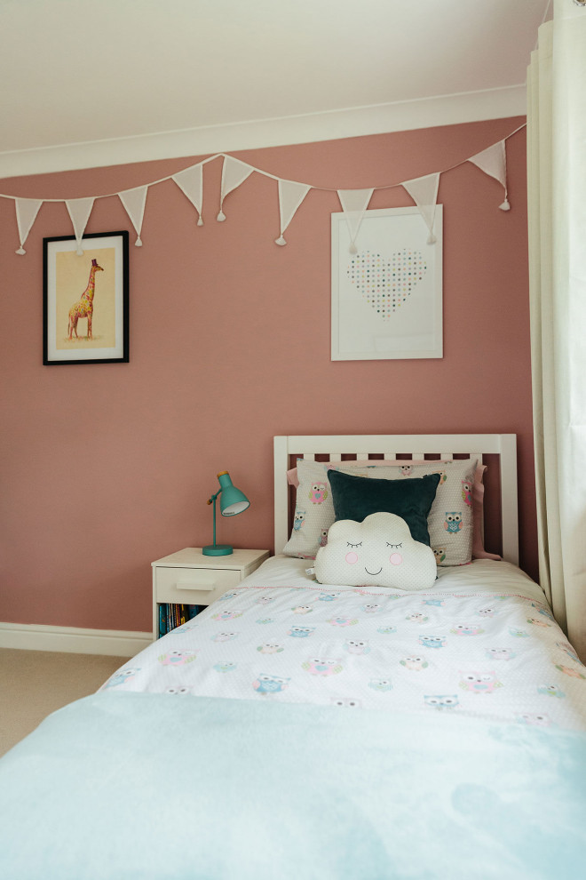 Exempel på ett mellanstort klassiskt barnrum kombinerat med sovrum, med rosa väggar, heltäckningsmatta och beiget golv