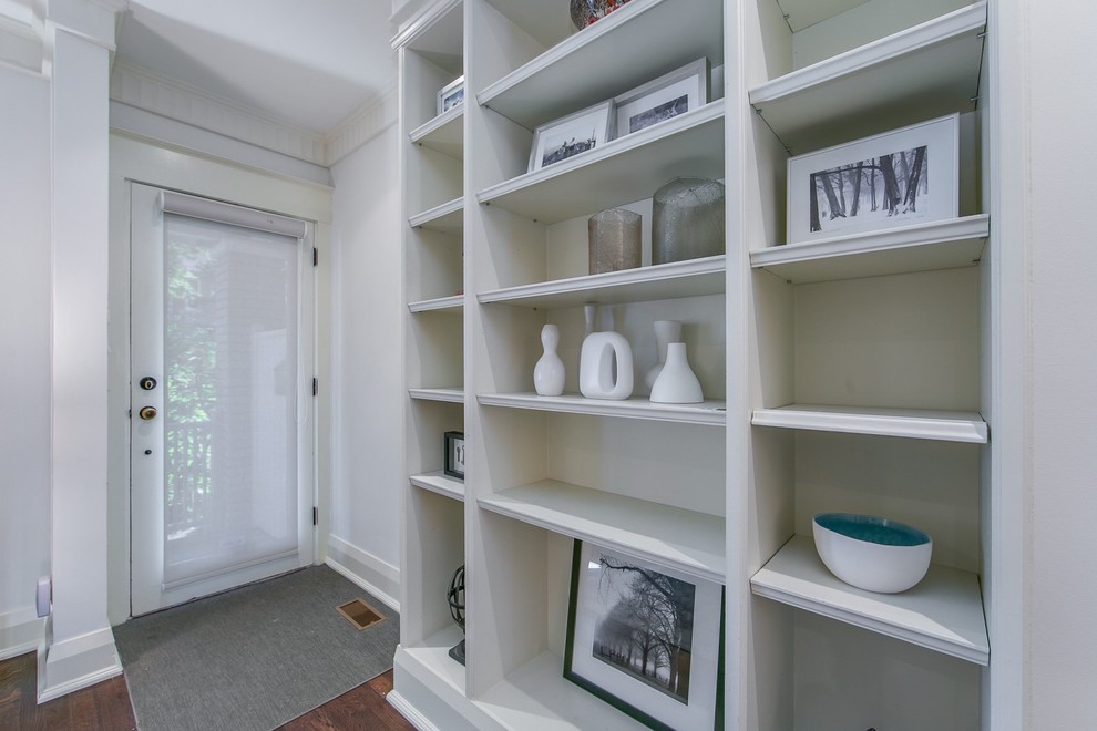 Example of a transitional entryway design in Toronto