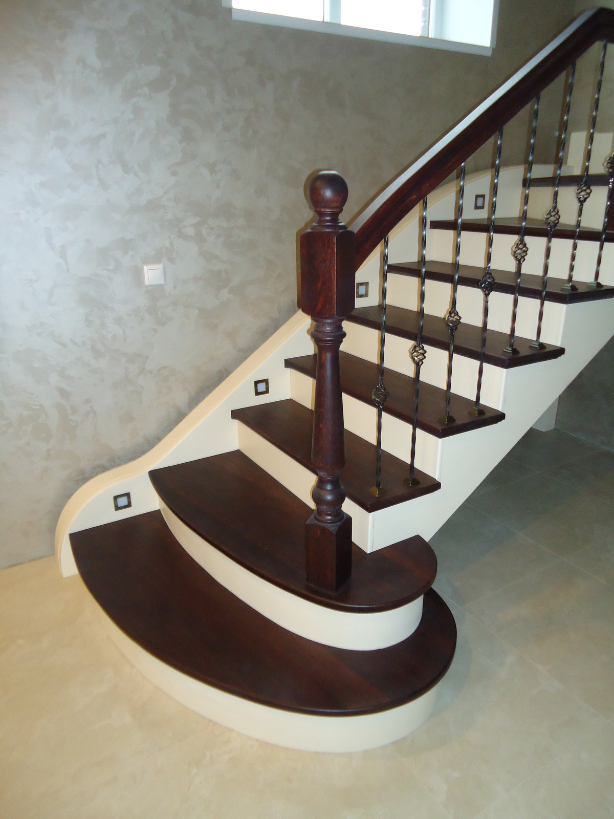 комбинированная лестница дуб-сосна