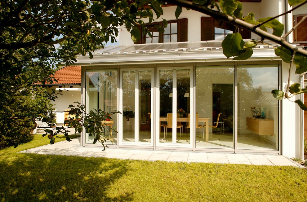 Mittelgroßer Moderner Wintergarten mit weißem Boden in München