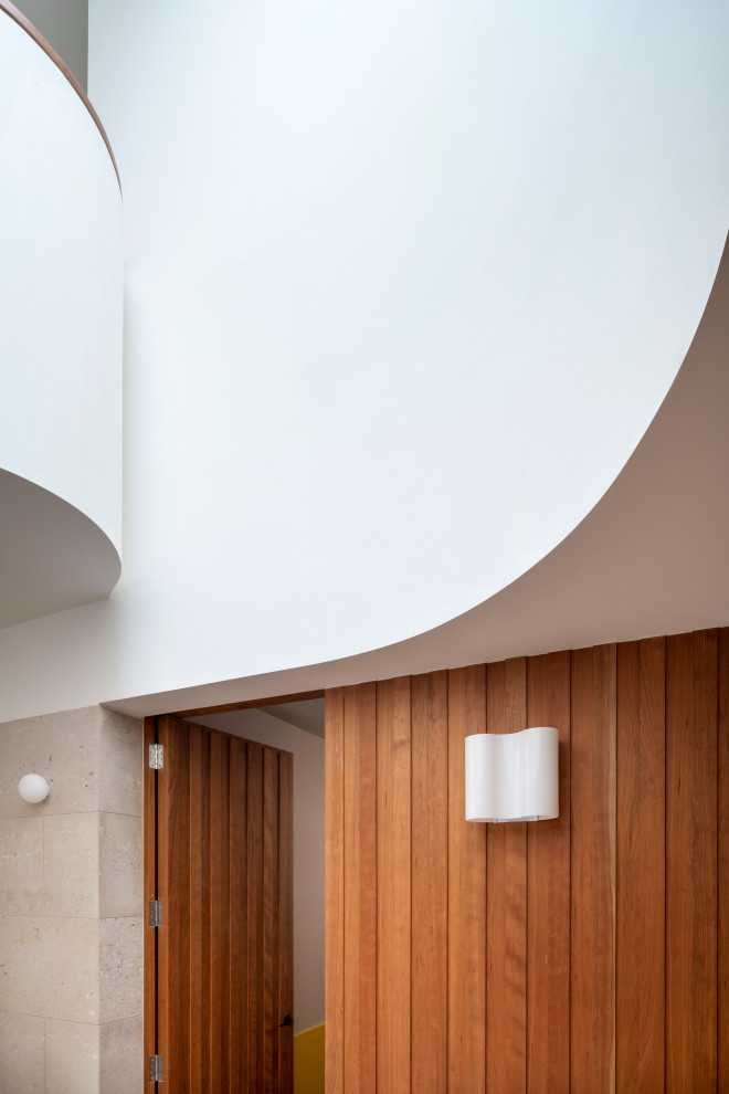 На фото: коридор среднего размера в стиле модернизм с белыми стенами, темным паркетным полом, бежевым полом и кессонным потолком