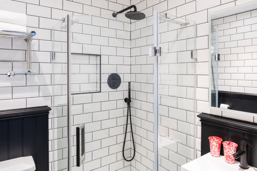 Inspiration för små eklektiska en-suite badrum, med en öppen dusch, en toalettstol med hel cisternkåpa, vit kakel, vita väggar och dusch med gångjärnsdörr