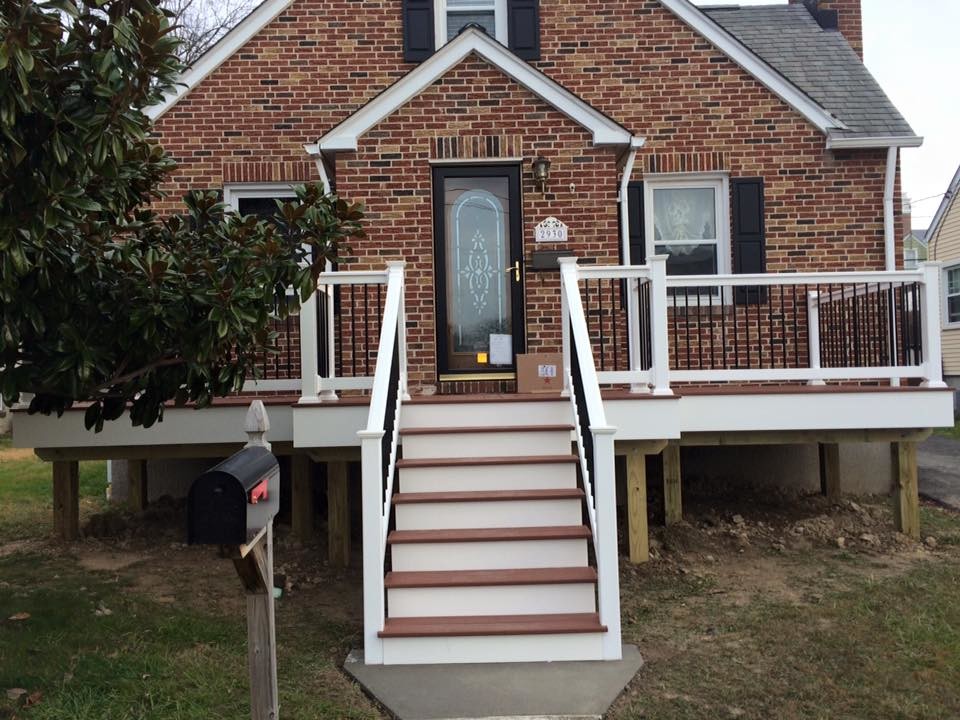This is an example of a mid-sized traditional front yard patio in Baltimore with decking and no cover.