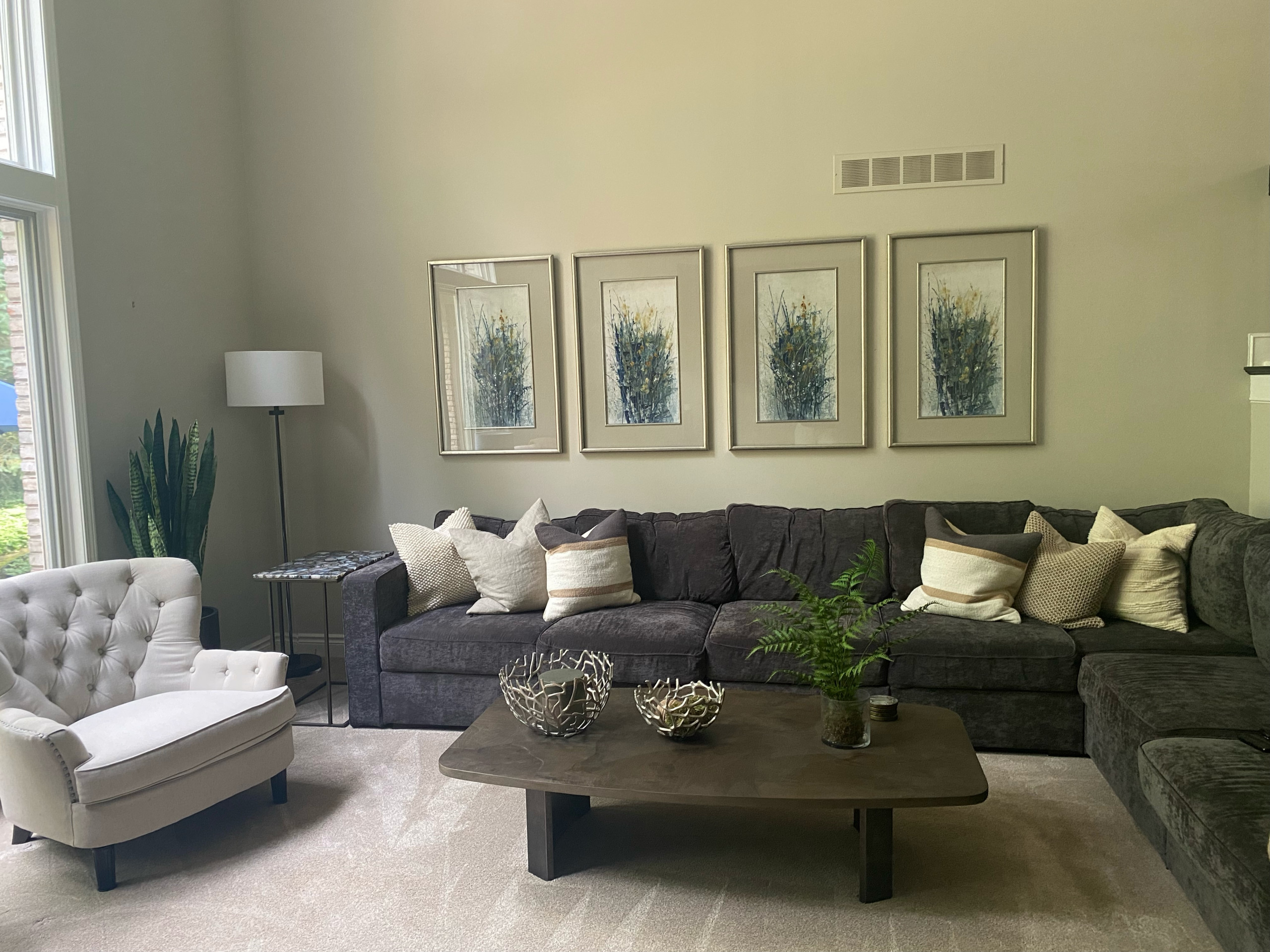 Living room photo in Detroit