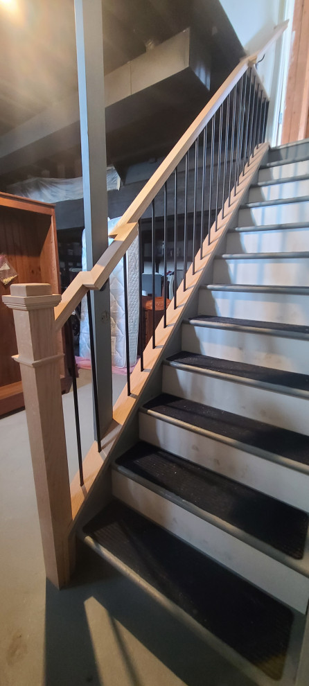 Réalisation d'un petit escalier droit design avec des marches en bois, des contremarches en bois et un garde-corps en matériaux mixtes.