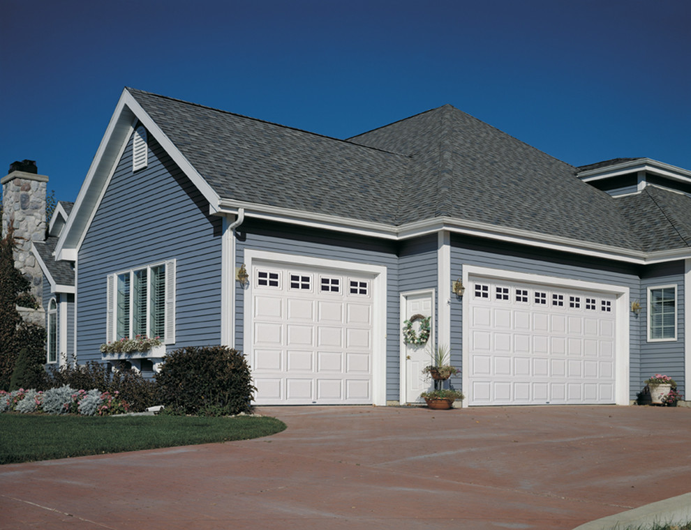 Design ideas for a mid-sized traditional attached three-car garage in Kansas City.