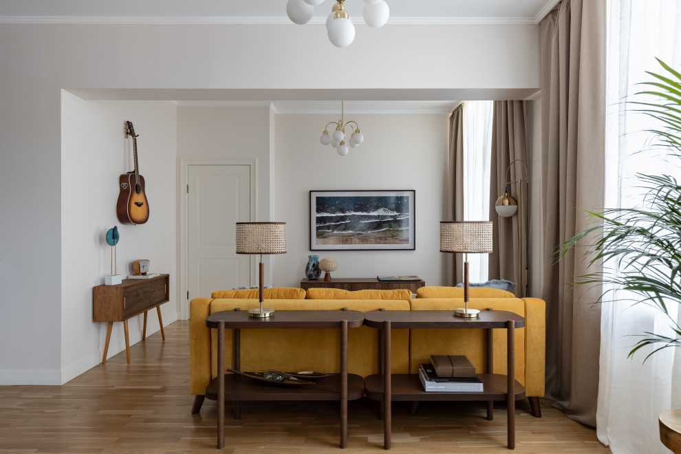 Свежая идея для дизайна: гостиная комната среднего размера в современном стиле с паркетным полом среднего тона, коричневым полом и горчичным диваном без телевизора - отличное фото интерьера