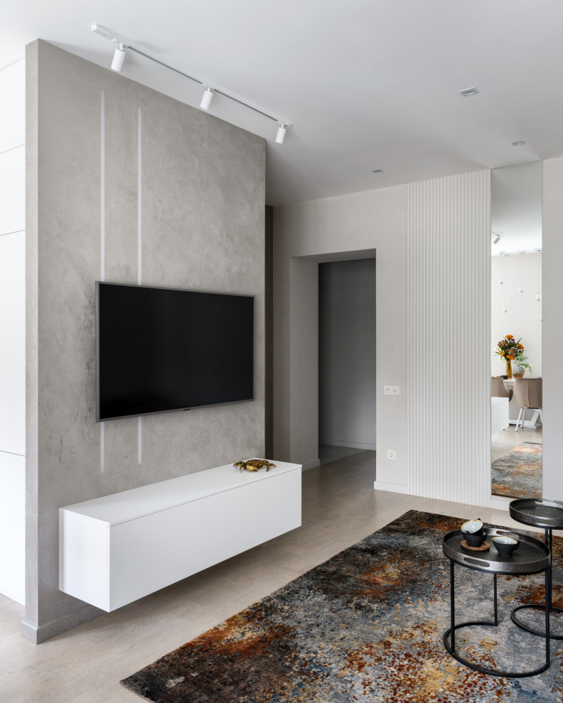 На фото: гостиная комната среднего размера в современном стиле с бежевыми стенами, пробковым полом, телевизором на стене, бежевым полом и обоями на стенах с