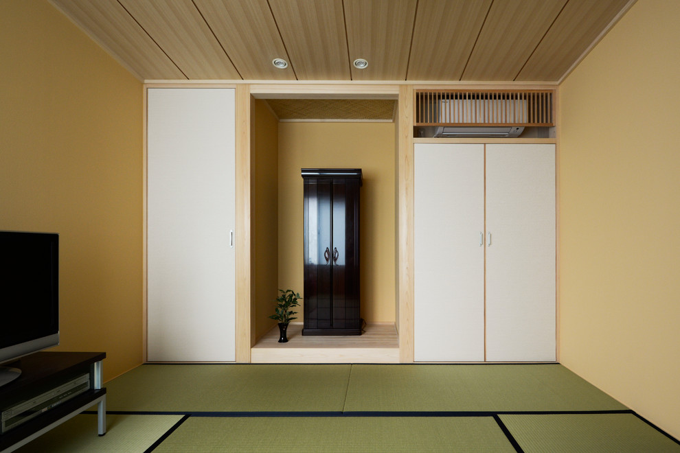 Mid-sized arts and crafts master bedroom in Other with beige walls, tatami floors, no fireplace and green floor.