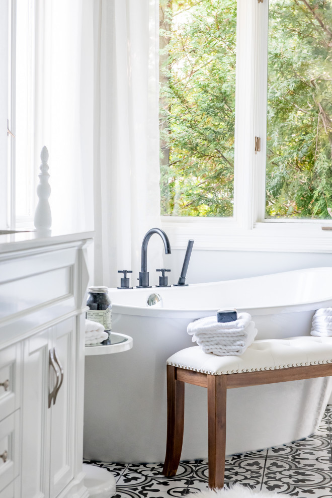 Transitional home design photo in Toronto