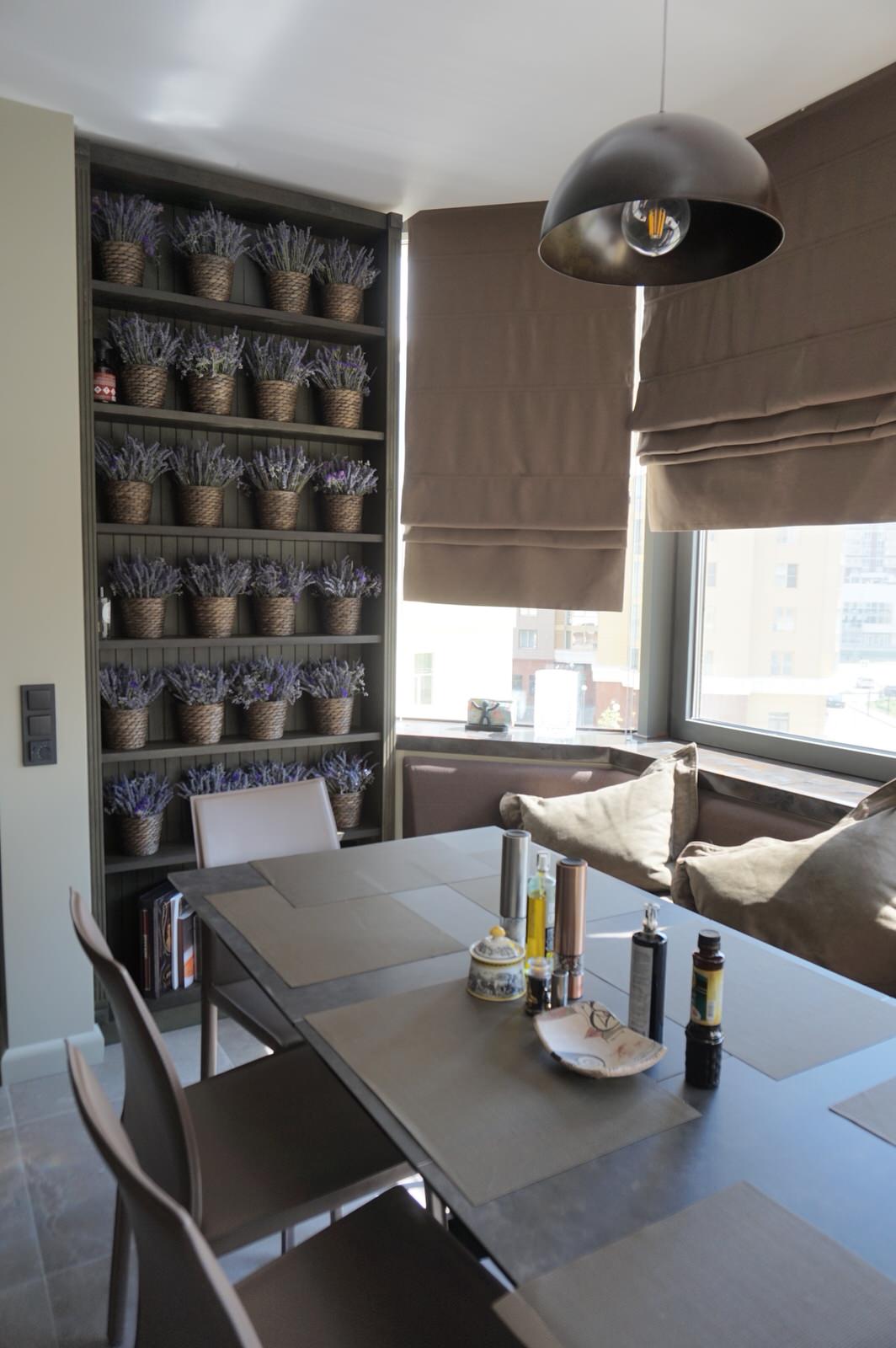 "Римские" шторы в эркере